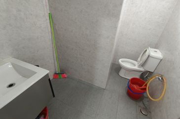 Oug/Kuchai Lama Renovated Top Floor Walk Up Apartment for Rent