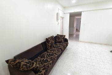 Oug/Kuchai Lama Renovated Top Floor Walk Up Apartment for Rent