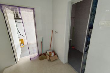 Oug/Kuchai Lama Renovated Top Floor Walk Up Apartment for Rent