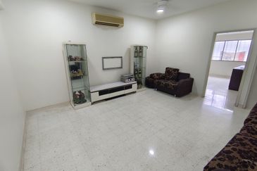 Oug/Kuchai Lama Renovated Top Floor Walk Up Apartment for Rent