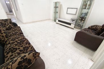 Oug/Kuchai Lama Renovated Top Floor Walk Up Apartment for Rent