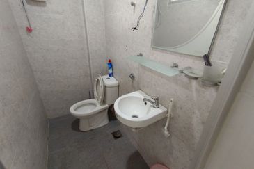 Oug/Kuchai Lama Renovated Top Floor Walk Up Apartment for Rent