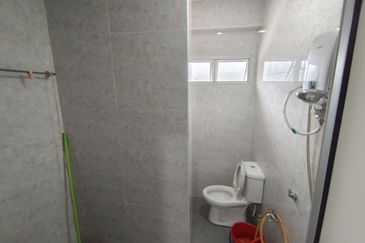 Oug/Kuchai Lama Renovated Top Floor Walk Up Apartment for Rent