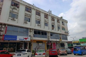 Oug/Kuchai Lama Renovated Top Floor Walk Up Apartment for Rent
