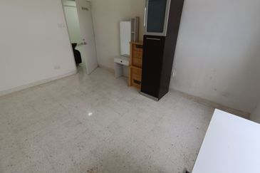 Oug/Kuchai Lama Renovated Top Floor Walk Up Apartment for Rent