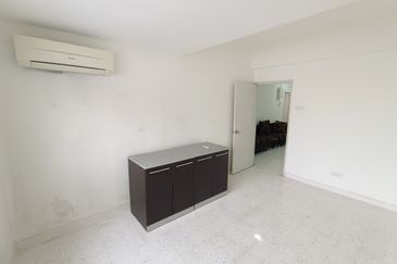 Oug/Kuchai Lama Renovated Top Floor Walk Up Apartment for Rent