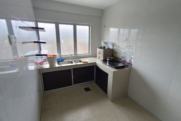 Oug/Kuchai Lama Renovated Top Floor Walk Up Apartment for Rent