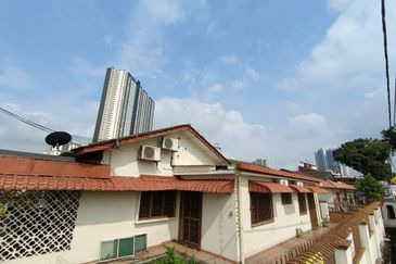 Oug/Happy Garden 1 Storey Corner Terrace House For Sale