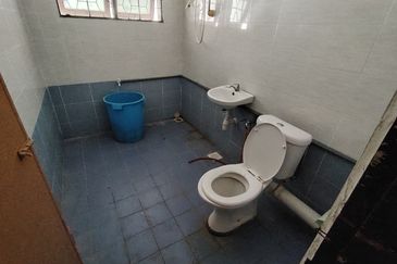 Oug 2 Storey Terrace House With Extended Kitchen For Sale