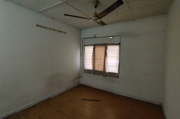 Oug 2 Storey Terrace House With Extended Kitchen For Sale