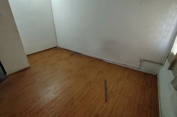 Oug 2 Storey Terrace House With Extended Kitchen For Sale