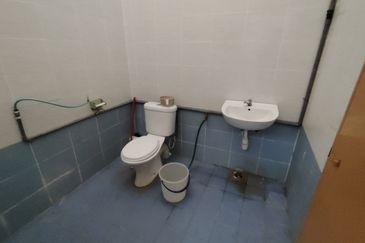 Oug 2 Storey Terrace House With Extended Kitchen For Sale