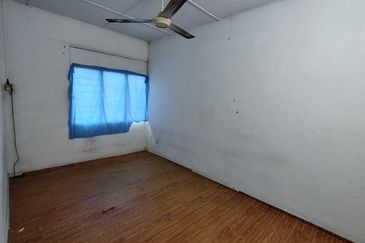 Oug 2 Storey Terrace House With Extended Kitchen For Sale