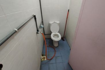 Oug 2 Storey Terrace House With Extended Kitchen For Sale