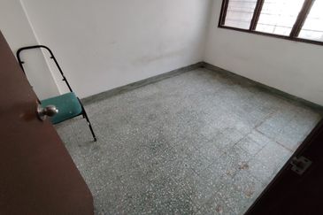 Oug 2 Storey Terrace House With Extended Kitchen For Sale