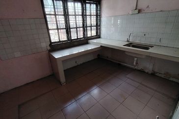 Oug 2 Storey Terrace House With Extended Kitchen For Sale