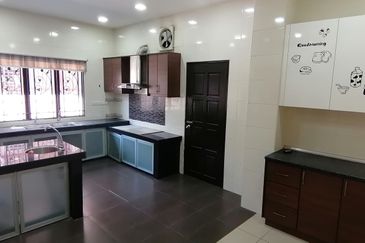 Oug/ Jalan Puchong 3 Storey Semi D For Sale