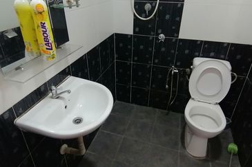 Oug/ Jalan Puchong 3 Storey Semi D For Sale