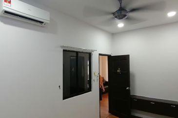 Oug/ Jalan Puchong 3 Storey Semi D For Sale