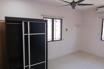 Oug/ Jalan Puchong 3 Storey Semi D For Sale