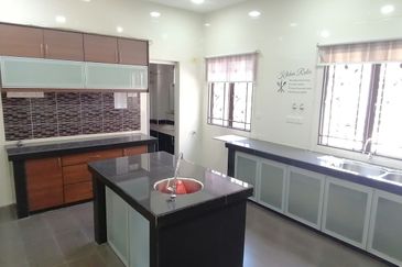 Oug/ Jalan Puchong 3 Storey Semi D For Sale