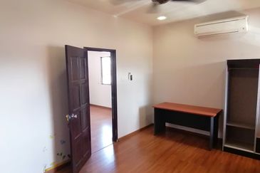 Oug/ Jalan Puchong 3 Storey Semi D For Sale