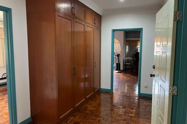 Oug 2 Storey Bungalow with Big Landscape for Sale