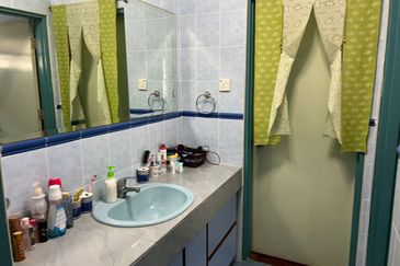 Oug 2 Storey Bungalow with Big Landscape for Sale