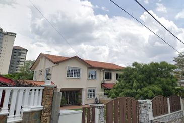 Oug 2 Storey Corner Bungalow For Sale