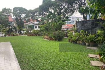 Oug 2 Storey Corner Bungalow For Sale