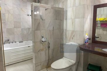 Oug 2 Storey Corner Bungalow For Sale