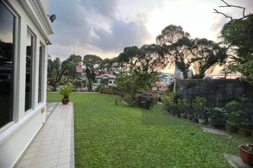 Oug 2 Storey Corner Bungalow For Sale