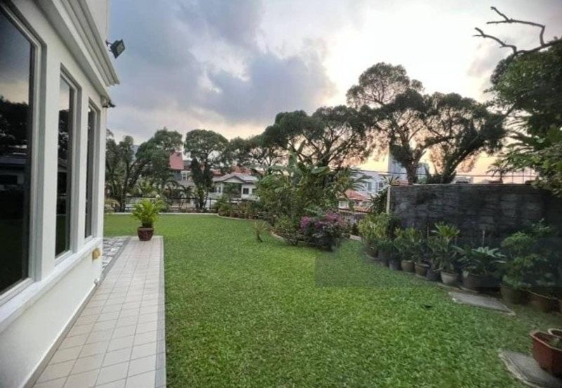 Oug 2 Storey Corner Bungalow For Sale