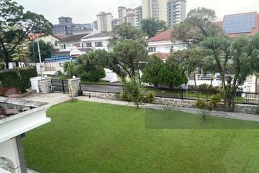 Oug 2 Storey Corner Bungalow For Sale