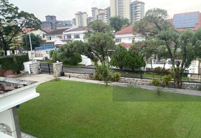 Oug 2 Storey Corner Bungalow For Sale