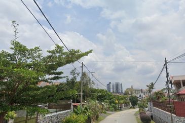 Oug 2 Storey Corner Bungalow For Sale