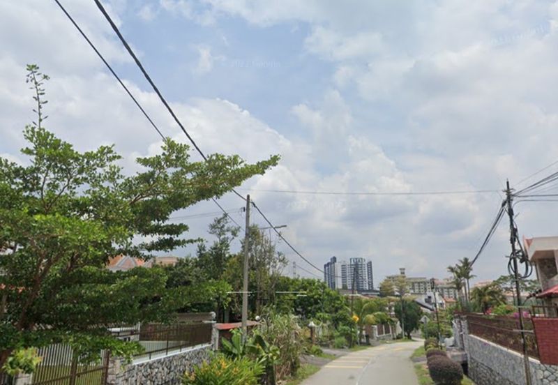 Oug 2 Storey Corner Bungalow For Sale