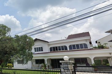 Oug 2 Storey Corner Bungalow For Sale