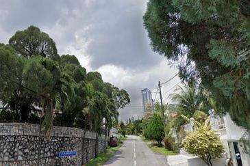 Oug 2 Storey Corner Bungalow For Sale