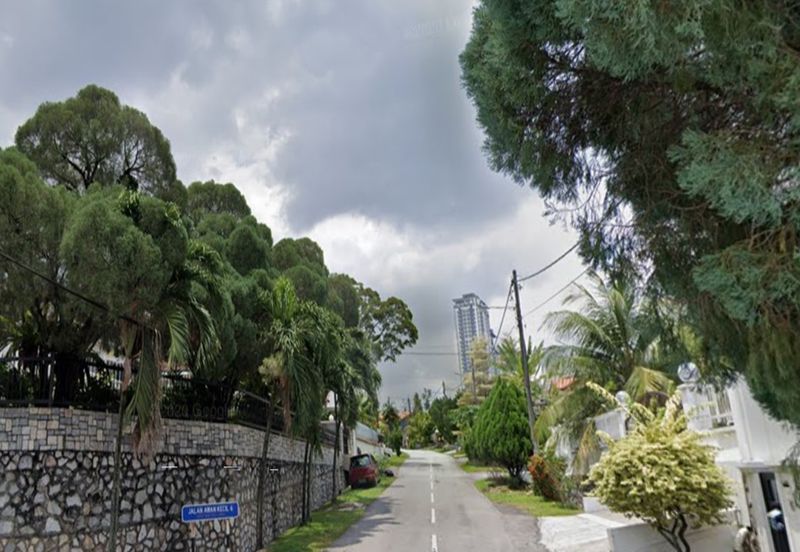 Oug 2 Storey Corner Bungalow For Sale