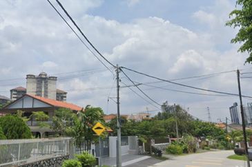 Oug 2 Storey Corner Bungalow For Sale