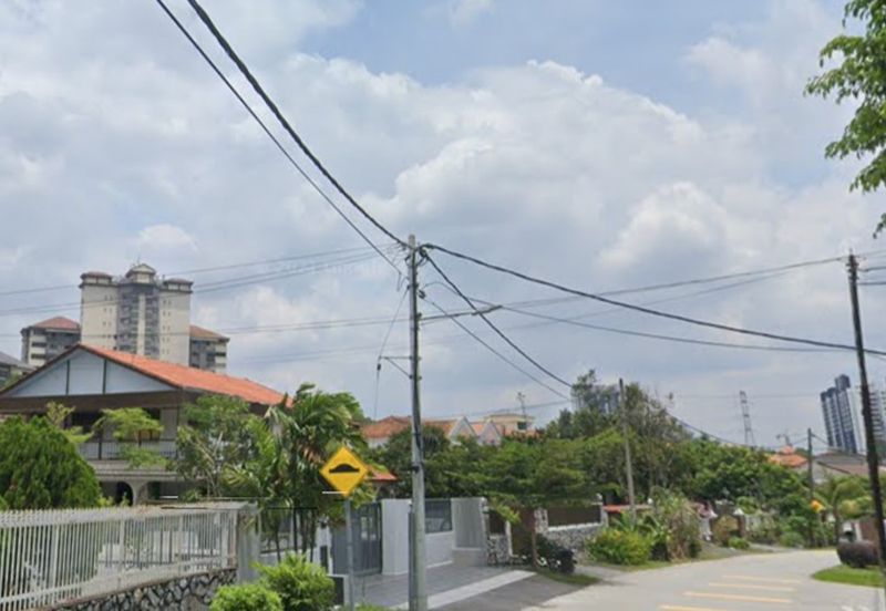 Oug 2 Storey Corner Bungalow For Sale