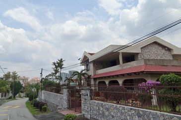 Oug 2 Storey Corner Bungalow For Sale