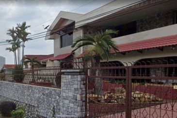 Oug 2 Storey Corner Bungalow For Sale