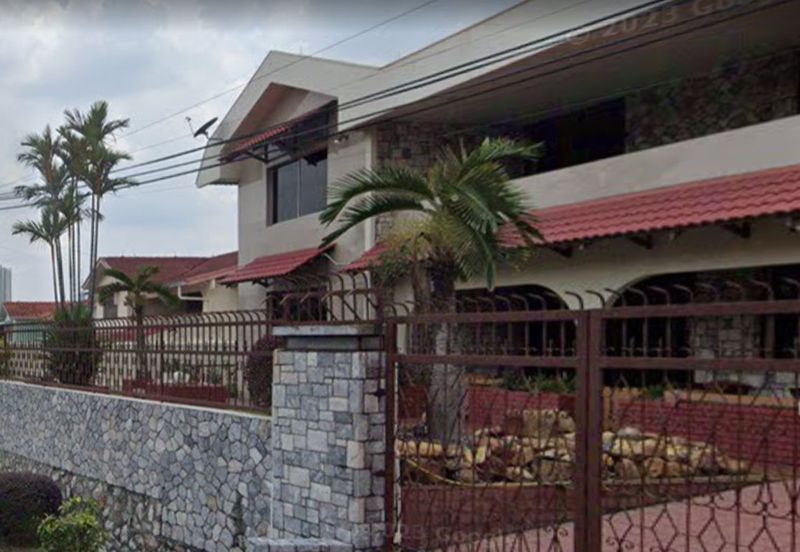 Oug 2 Storey Corner Bungalow For Sale