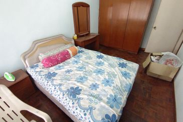 Oug 2 Storey Terrace House Flat Level at Quiet Area for Sale