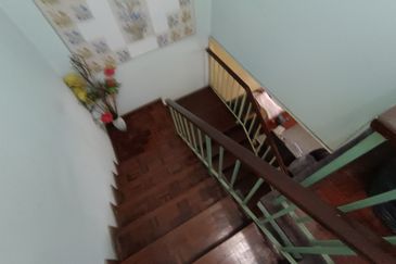 Oug 2 Storey Terrace House Flat Level at Quiet Area for Sale