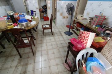 Oug 2 Storey Terrace House Flat Level at Quiet Area for Sale