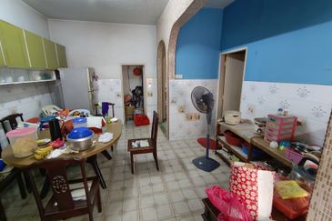 Oug 2 Storey Terrace House Flat Level at Quiet Area for Sale