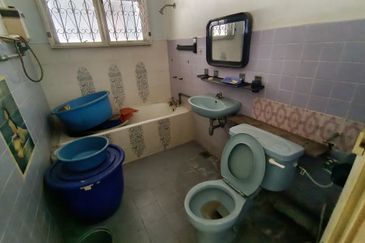 Oug 2 Storey Terrace House Flat Level at Quiet Area for Sale